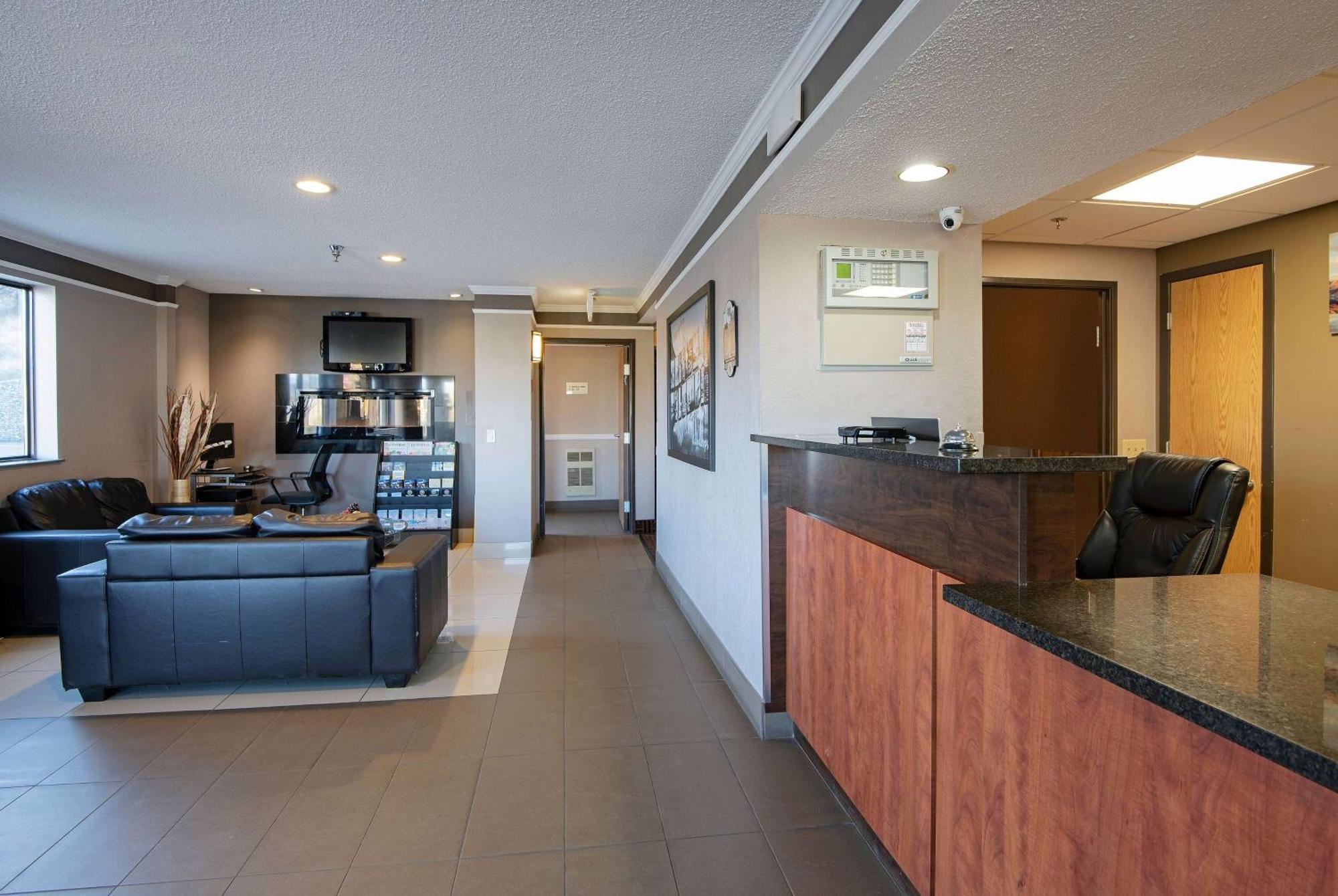 Super 8 By Wyndham Kamloops On The Hill Hotel Exterior foto