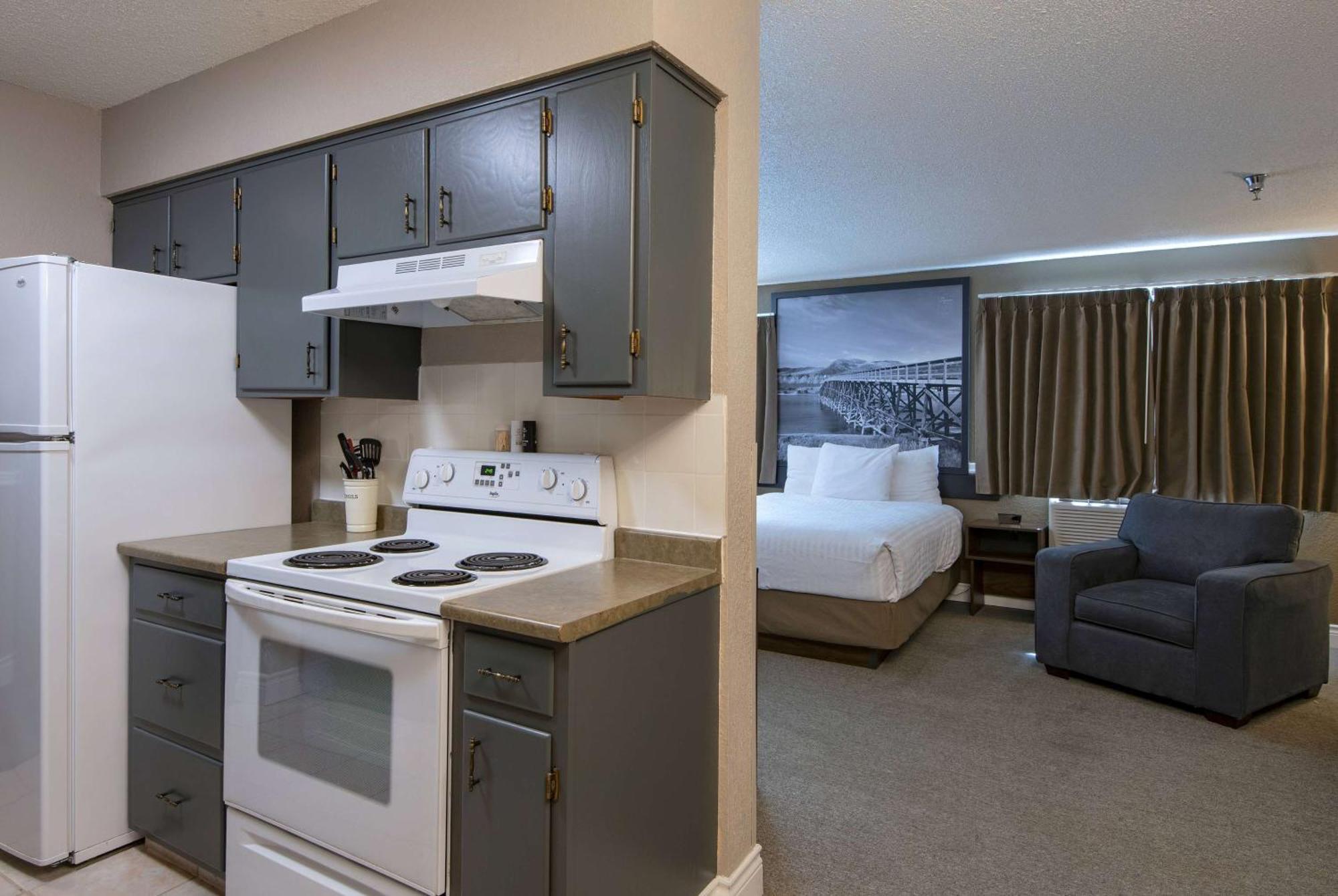 Super 8 By Wyndham Kamloops On The Hill Hotel Exterior foto